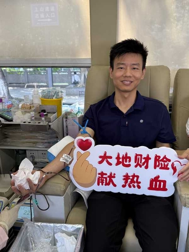 在廣東，公司積極參加?xùn)|莞保險(xiǎn)業(yè)第九屆“保險(xiǎn)傳大愛(ài) 熱血獻(xiàn)真情”愛(ài)心獻(xiàn)血活動(dòng)，并在旗峰公園開展公益健步走活動(dòng)，沿途向市民普及保險(xiǎn)保障知識(shí)，傳播金融消費(fèi)者權(quán)益理念3