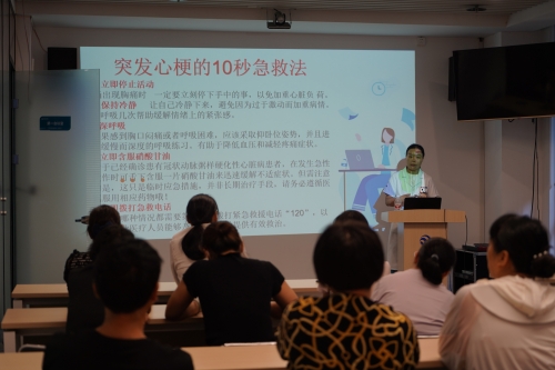 河南分公司邀請(qǐng)健康專家舉辦“心腦血管疾病防治與健康管理”講座，醫(yī)生深入淺出地講解了夏季血壓、血糖、血脂波動(dòng)的風(fēng)險(xiǎn)因素及科學(xué)管理策略，指導(dǎo)老年人日常飲食調(diào)節(jié)、適度運(yùn)動(dòng)安排和規(guī)律作息的重要性，為居民筑起健康防線。